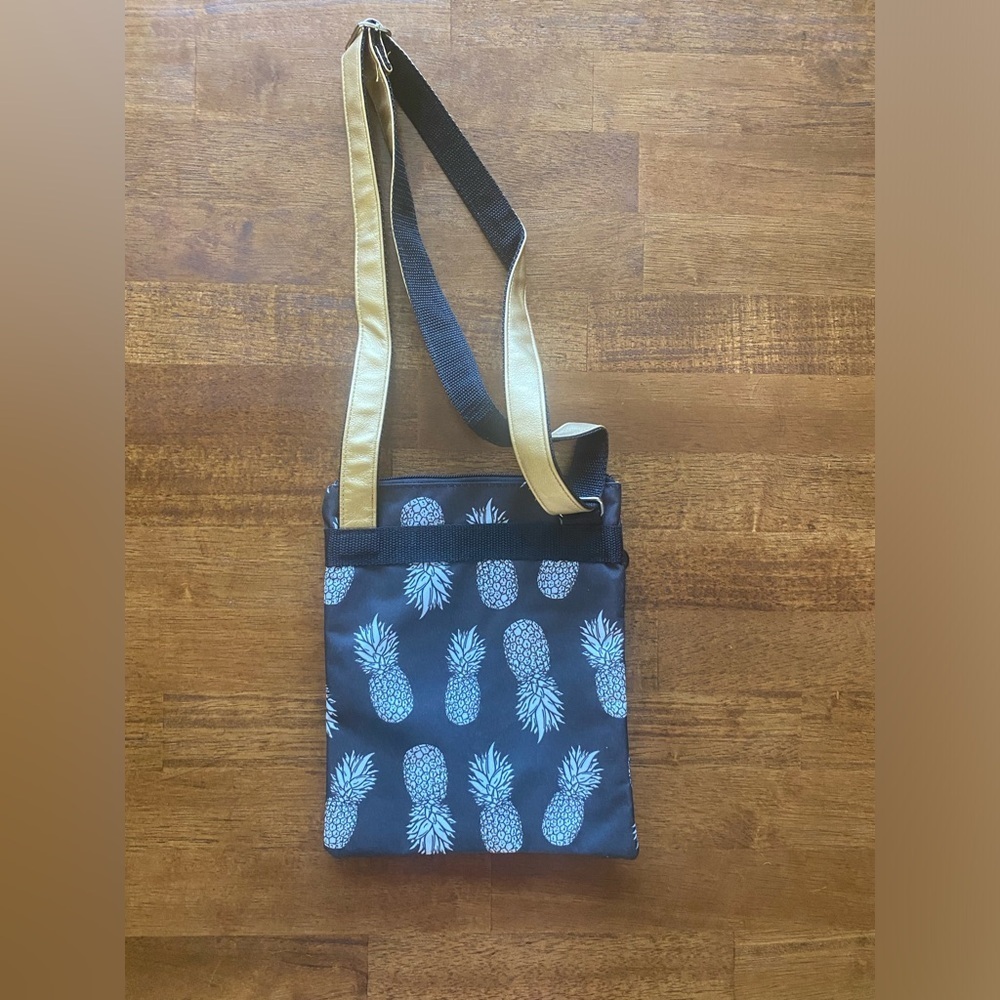 Simply southern pineapple Crossbody bag. NWT​​​ - Picture 4 of 8